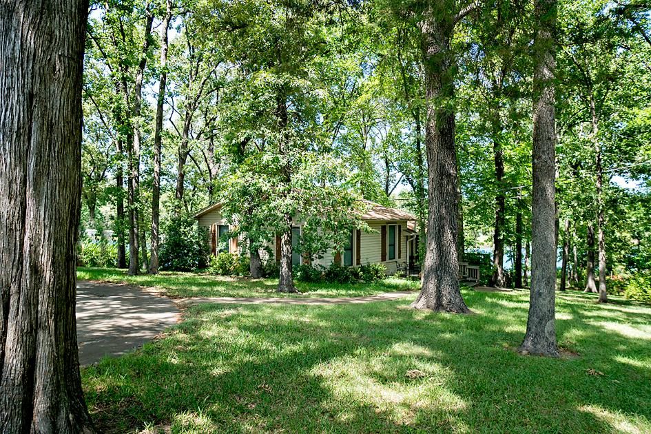 0.9 acres in Henderson County, Texas