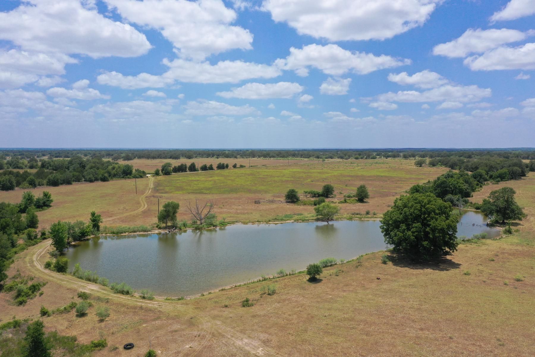 Davis Rd, Smithville, TX 78957