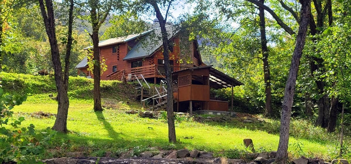 5010 New River Road, Hinton, WV 25951