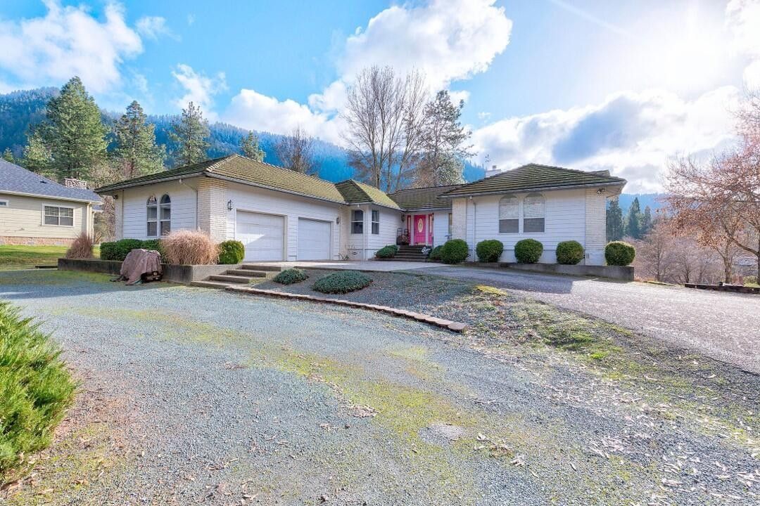 1.37 acres in Josephine County, Oregon