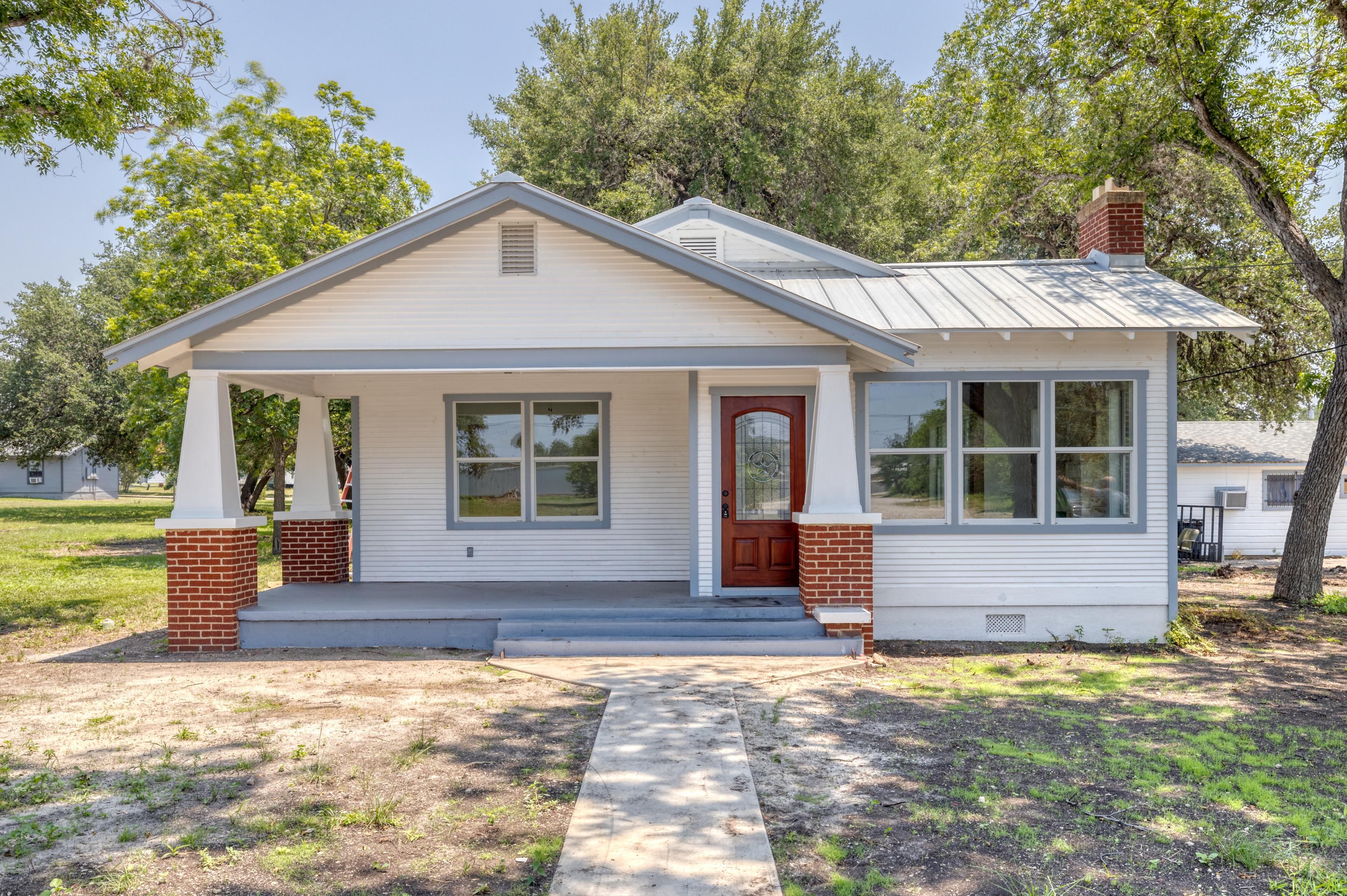 214 E 2nd St, Camp Wood, TX 78833