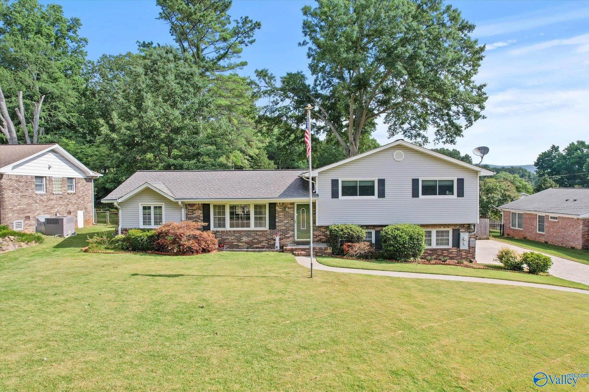 811 Forrest Heights Drive, Huntsville, AL 35802 MLS 21864659