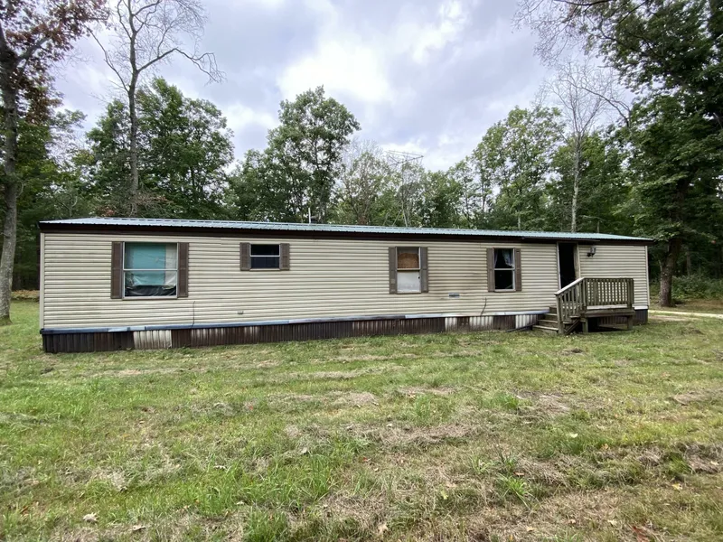 2226 W 15 MILE RD Rd  