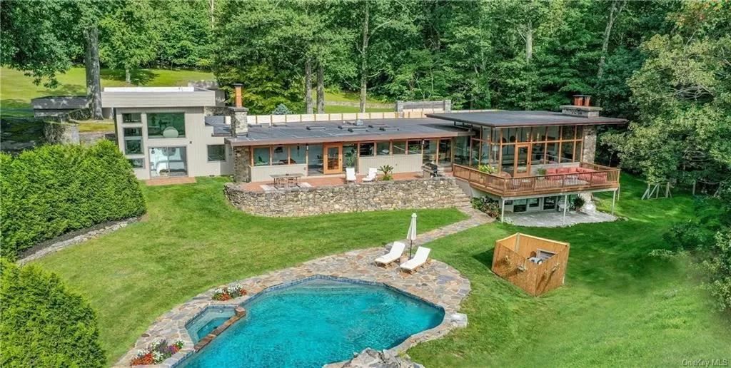 18 Old Roaring Brk Rd  