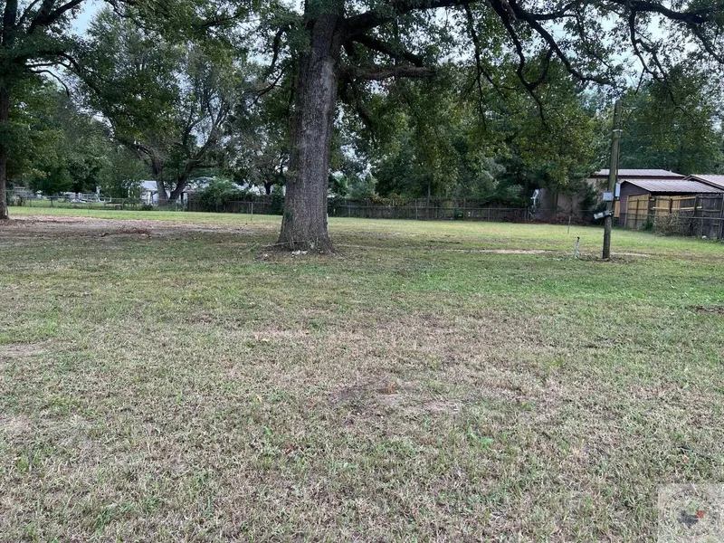 704 E Ave E  