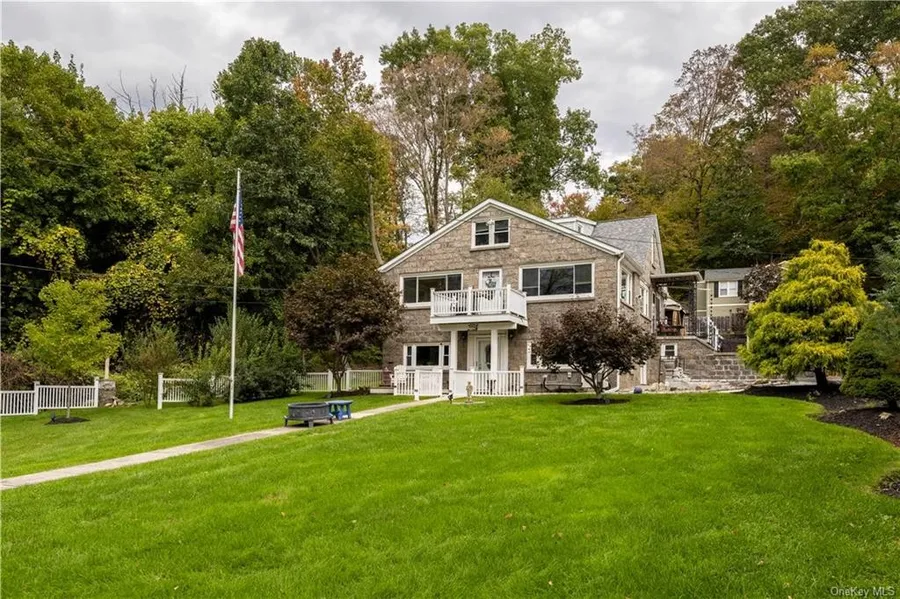 350 Lake Shr Dr  