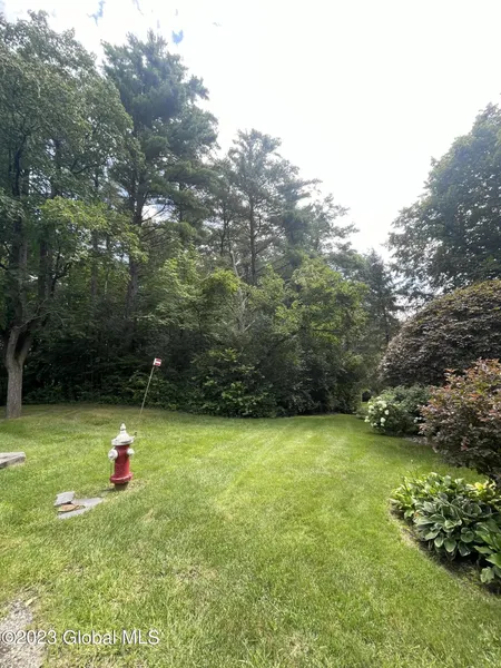 112 WOODS LN  