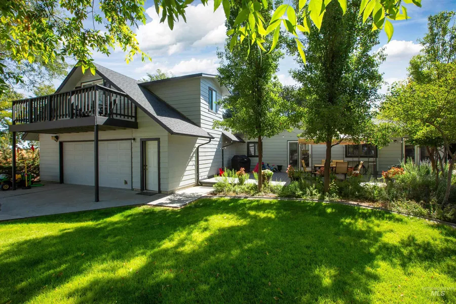 150 E Hubbard Rd  