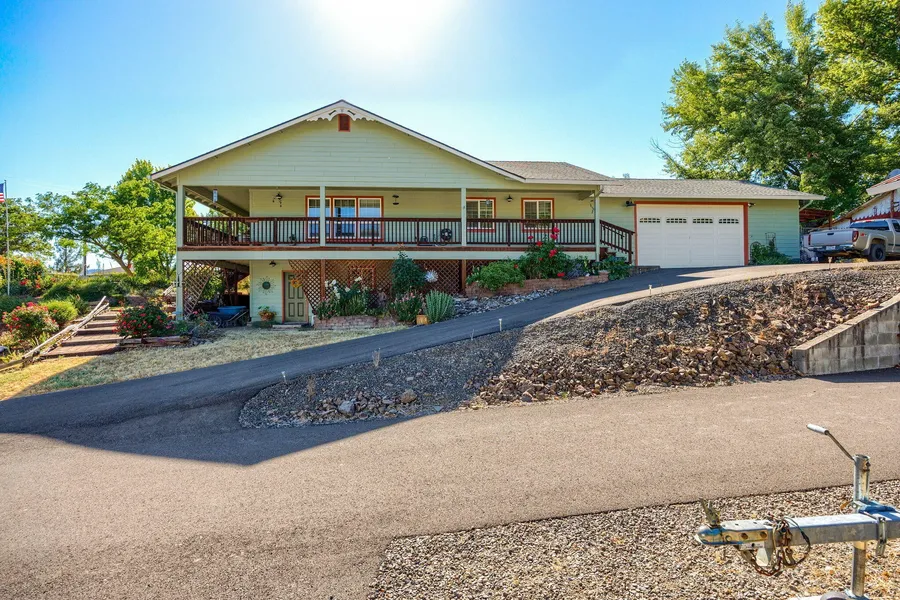104 Hudspeth Ln  