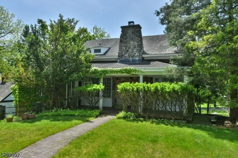 584 W Saddle Riv Rd  