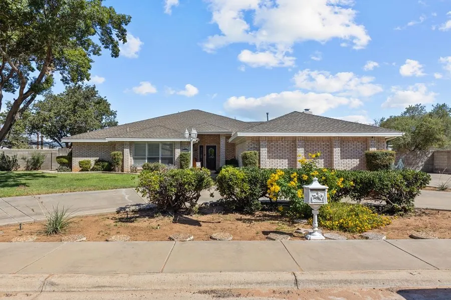915 Sartain  