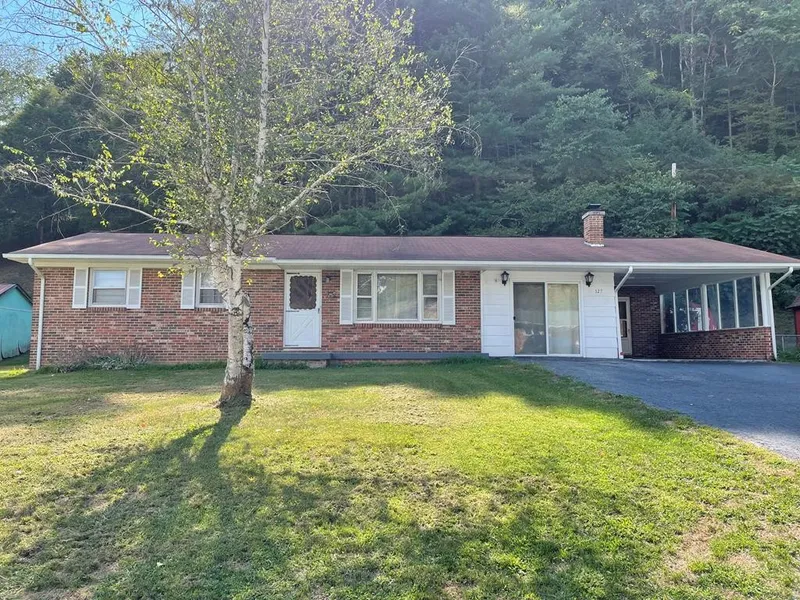 127 Country Oaks Dr  